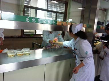 齊魯醫(yī)院餐廳向醫(yī)院女職工贈送康乃馨 齊魯醫(yī)院餐廳向醫(yī)院女職工贈送康乃馨