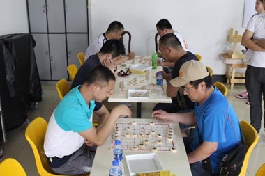 沈陽大區(qū)員工正在進(jìn)行象棋比賽 沈陽大區(qū)員工正在進(jìn)行象棋比賽