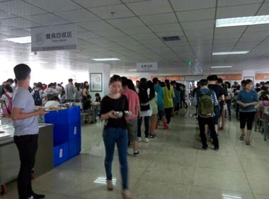 某知名培訓機構餐廳開餐現(xiàn)場 某知名培訓機構餐廳開餐現(xiàn)場