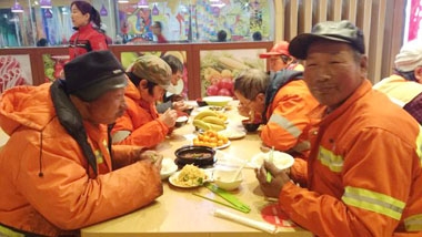 健力源美食廣場的“冬日暖心”活動環(huán)衛(wèi)工人就餐 健力源美食廣場的“冬日暖心”活動環(huán)衛(wèi)工人就餐