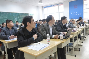 學員認真聽課 學員認真聽課