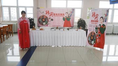 餐廳員工身著韓國服裝站在展臺前 餐廳員工身著韓國服裝站在展臺前