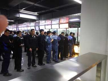 甲方員工排隊選購 甲方員工排隊選購