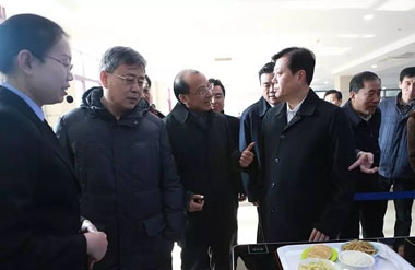 郭樹清省長觀看餐廳智能結(jié)算系統(tǒng) 郭樹清省長觀看餐廳智能結(jié)算系統(tǒng)