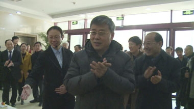 郭樹清省長鼓掌祝賀餐廳試營業(yè) 郭樹清省長鼓掌祝賀餐廳試營業(yè)