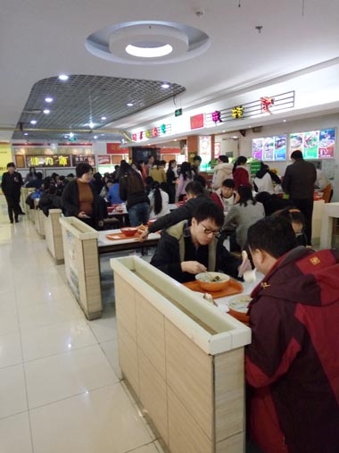 顧客正在美食廣場(chǎng)就餐 顧客正在美食廣場(chǎng)就餐