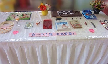 “關(guān)愛(ài)母親，慈母展區(qū)”中的各種物件
