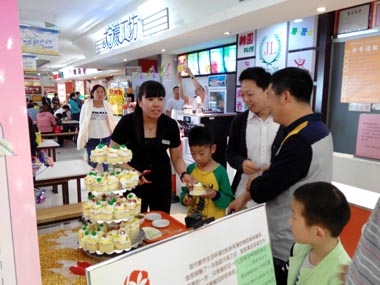 濟南銀座美食廣場向顧客贈送蛋糕 濟南銀座美食廣場向顧客贈送蛋糕