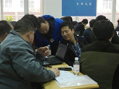 學員們熱烈討論 學員們熱烈討論