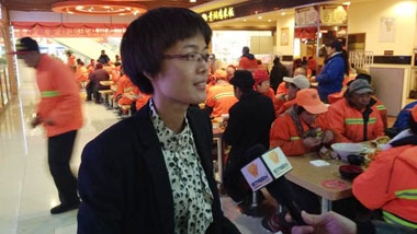 健力源美食廣場經(jīng)理韓玉杰接收媒體采訪 健力源美食廣場經(jīng)理韓玉杰接收媒體采訪