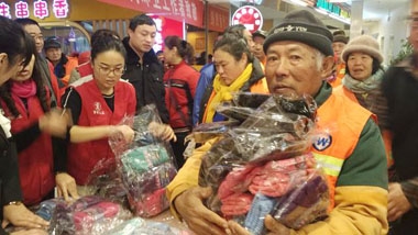 健力源美食廣場的“冬日暖心”活動環(huán)衛(wèi)工人領取手套 健力源美食廣場的“冬日暖心”活動環(huán)衛(wèi)工人領取手套