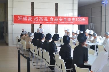 天津大眾餐廳員工正在進(jìn)行食品安全知識搶答 天津大眾餐廳員工正在進(jìn)行食品安全知識搶答