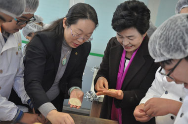 隋校長(zhǎng)、樸校長(zhǎng)與學(xué)生們一起包餃子