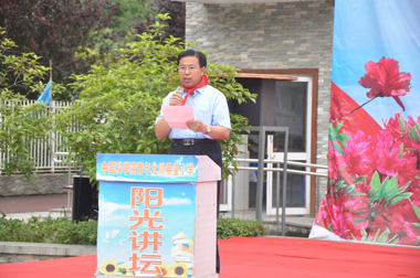 健力源集團(tuán)工會副主席戰(zhàn)桂華在助學(xué)活動儀式上發(fā)言