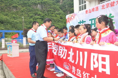 健力源集團(tuán)工會副主席戰(zhàn)桂華給孩子們發(fā)放助學(xué)金
