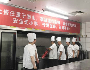 華晨寶馬MEP餐廳員工練習使用滅火器