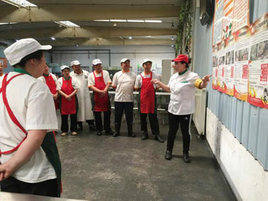 海爾模具餐廳員工學習安全月海報