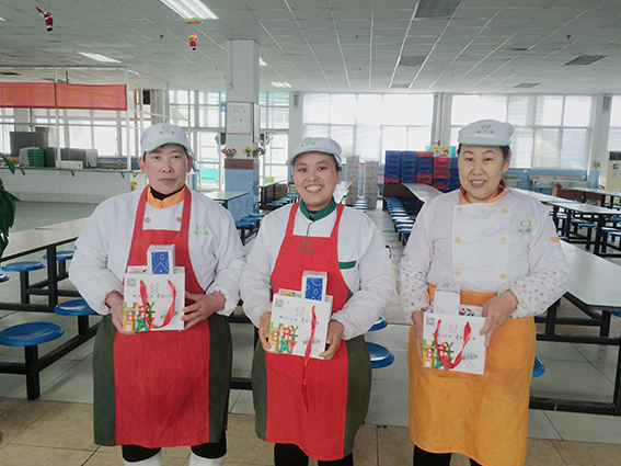 煙臺某餐廳員工領(lǐng)取生日禮物