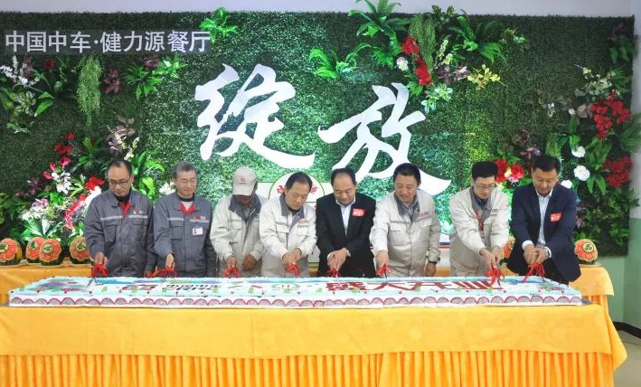 雙方領導一同切開開業(yè)大蛋糕~