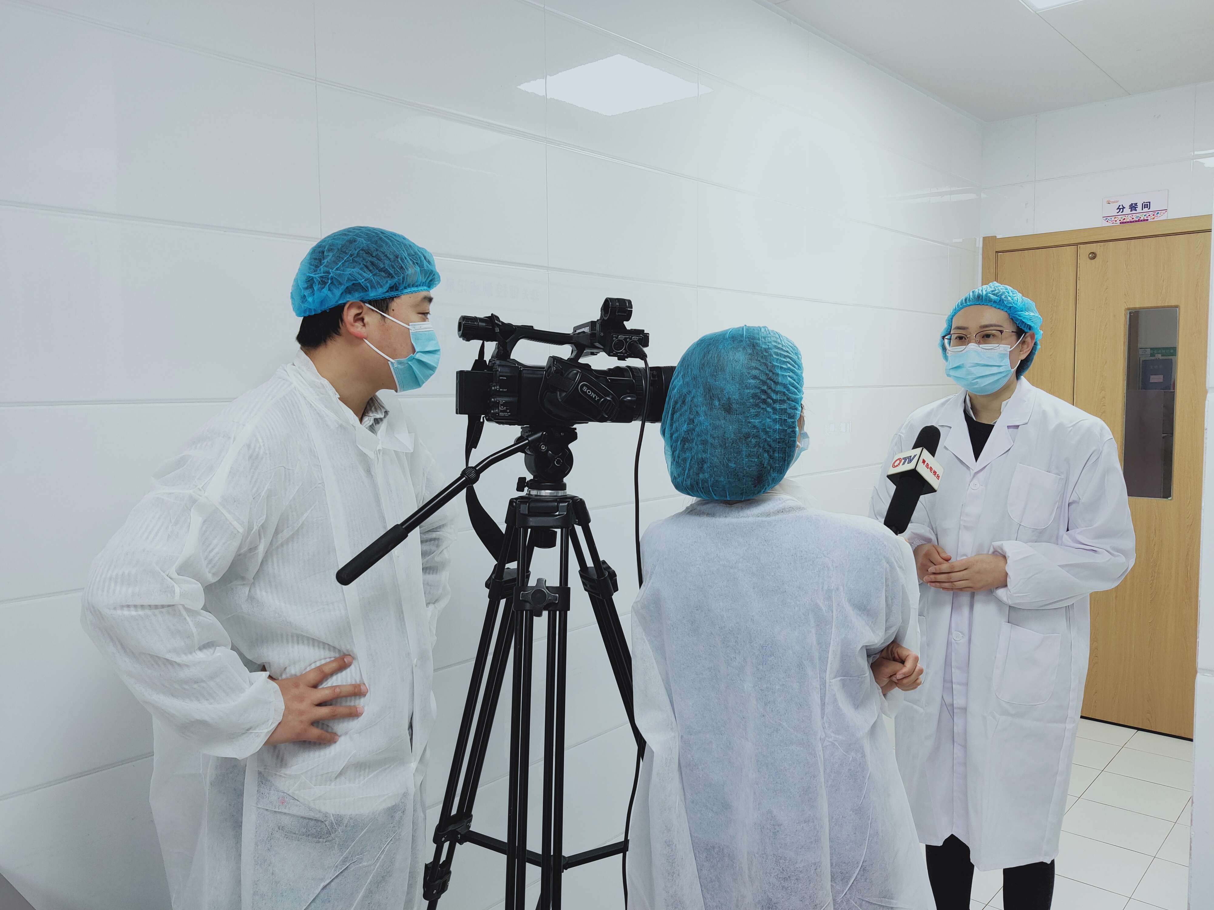 健力源星光島小學(xué)餐廳接受青島電視臺專訪