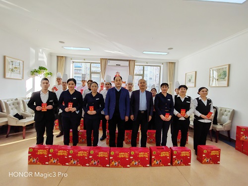除夕，薦世新董事長(zhǎng)與集團(tuán)高層領(lǐng)導(dǎo)走進(jìn)餐廳慰問(wèn)員工